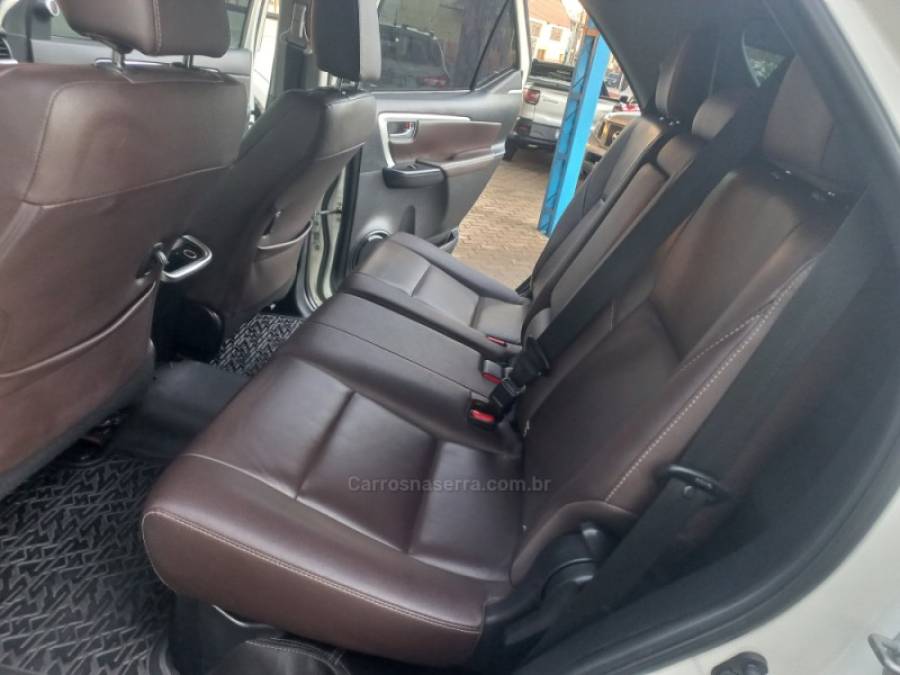 TOYOTA - HILUX SW4 - 2018/2019 - Branca - R$ 239.900,00