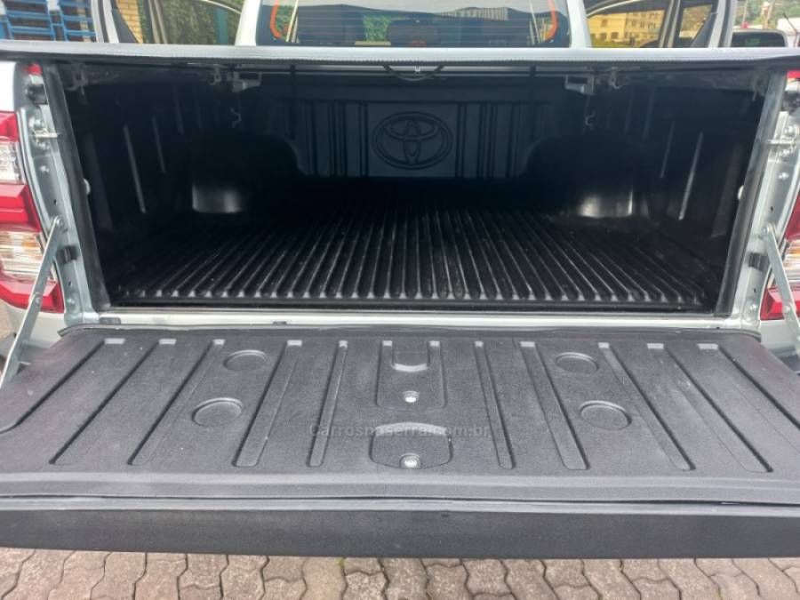 TOYOTA - HILUX - 2021/2021 - Prata - R$ 235.000,00