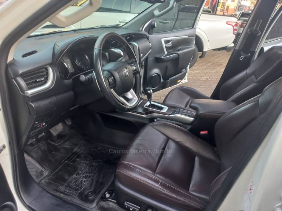 TOYOTA - HILUX SW4 - 2018/2019 - Branca - R$ 239.900,00