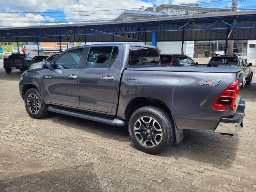 TOYOTA - HILUX - 2023/2023 - Cinza - R$ 265.000,00