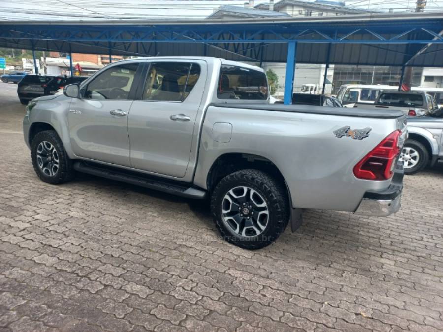 TOYOTA - HILUX - 2021/2021 - Prata - R$ 235.000,00