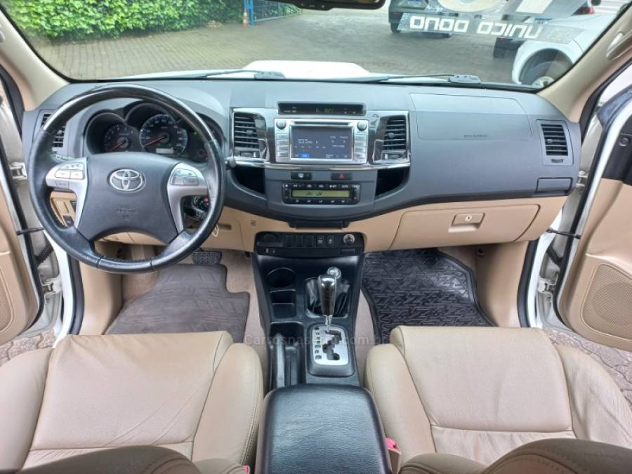 TOYOTA - HILUX SW4 - 2015/2015 - Branca - R$ 149.990,00
