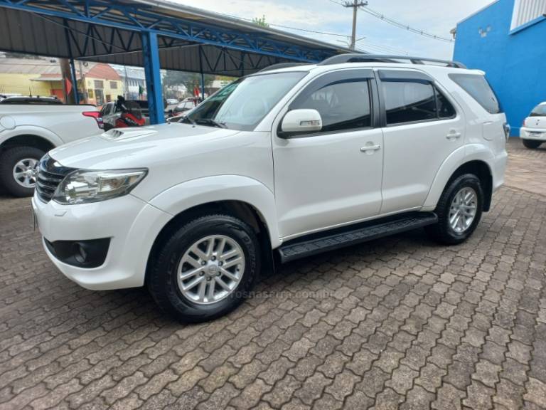 TOYOTA - HILUX SW4 - 2015/2015 - Branca - R$ 149.990,00