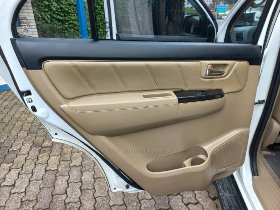 TOYOTA - HILUX SW4 - 2015/2015 - Branca - R$ 149.990,00