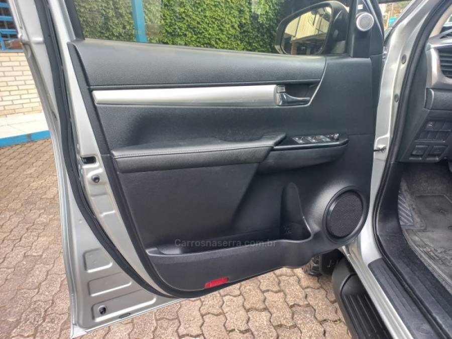 TOYOTA - HILUX - 2021/2021 - Prata - R$ 235.000,00