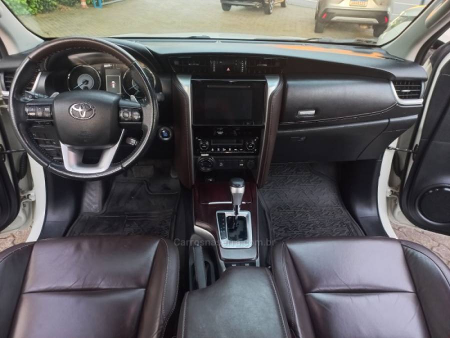 TOYOTA - HILUX SW4 - 2018/2019 - Branca - R$ 239.900,00
