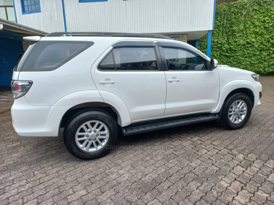 TOYOTA - HILUX SW4 - 2015/2015 - Branca - R$ 149.990,00