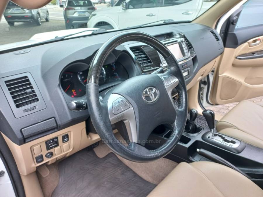 TOYOTA - HILUX SW4 - 2015/2015 - Branca - R$ 149.990,00