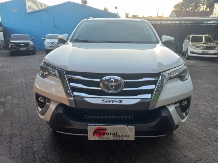 TOYOTA - HILUX SW4 - 2018/2019 - Branca - R$ 239.900,00