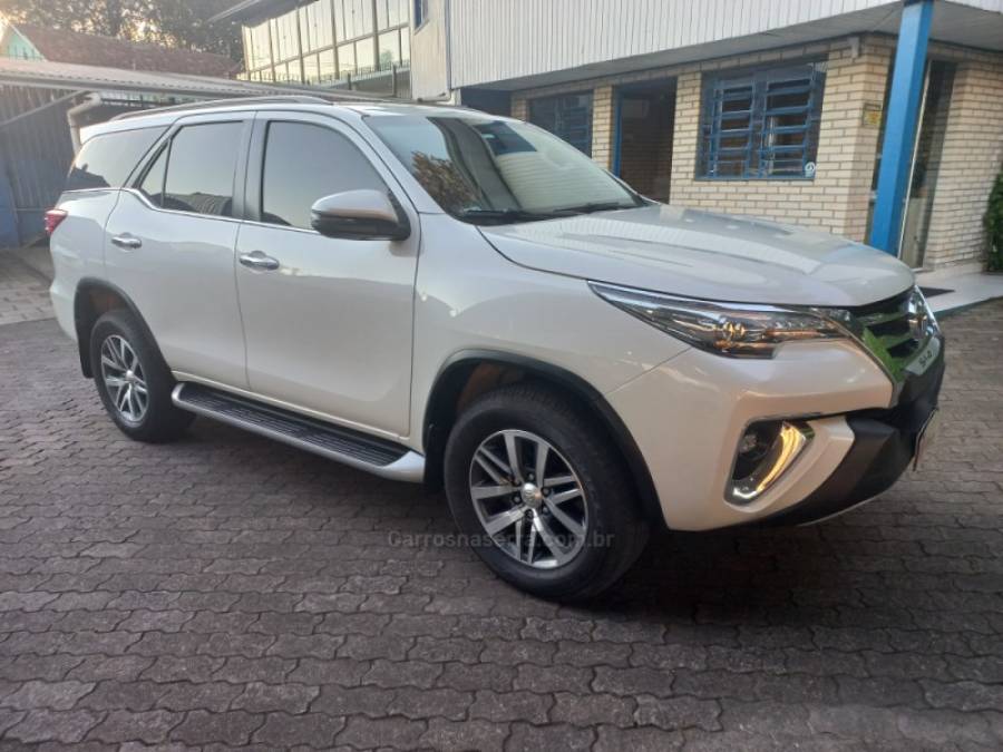 TOYOTA - HILUX SW4 - 2018/2019 - Branca - R$ 239.900,00