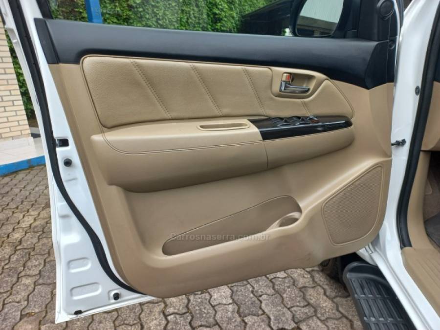 TOYOTA - HILUX SW4 - 2015/2015 - Branca - R$ 149.990,00