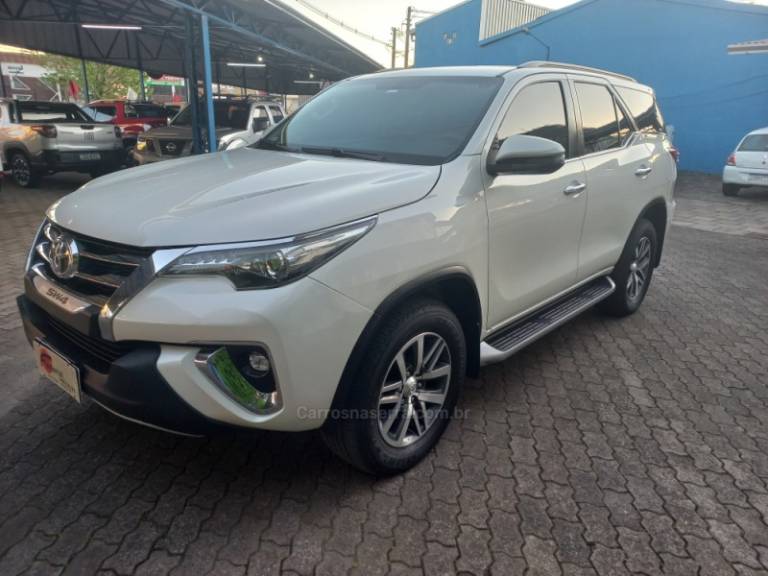 TOYOTA - HILUX SW4 - 2018/2019 - Branca - R$ 239.900,00
