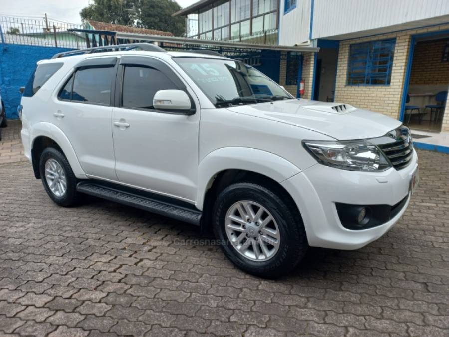 TOYOTA - HILUX SW4 - 2015/2015 - Branca - R$ 149.990,00