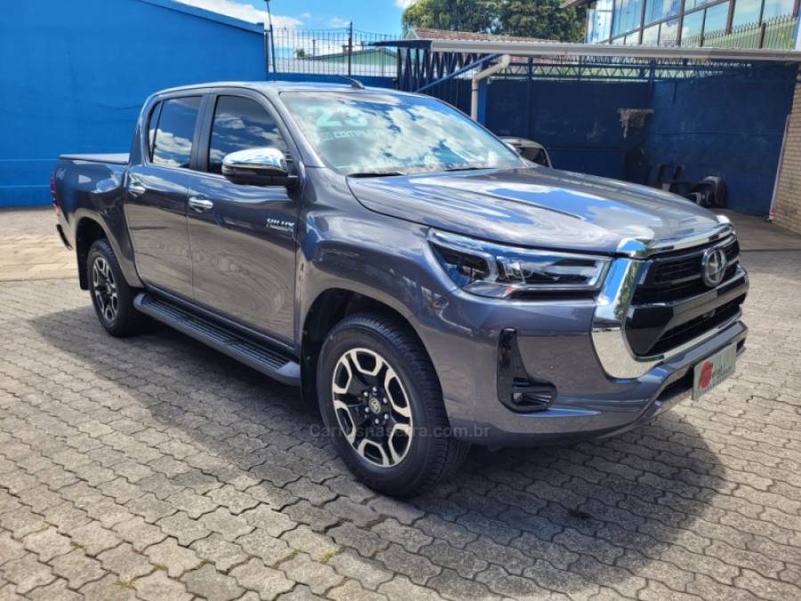 TOYOTA - HILUX - 2023/2023 - Cinza - R$ 265.000,00