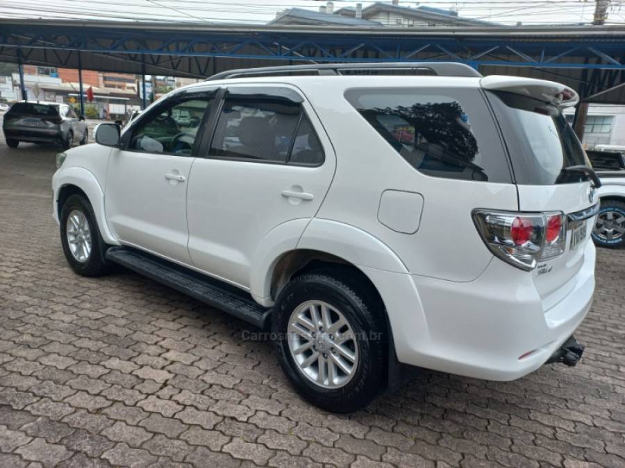 TOYOTA - HILUX SW4 - 2015/2015 - Branca - R$ 149.990,00