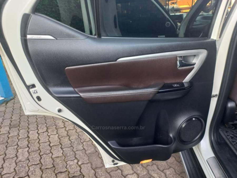 TOYOTA - HILUX SW4 - 2018/2019 - Branca - R$ 239.900,00