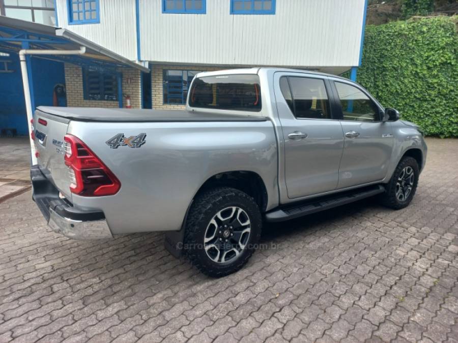TOYOTA - HILUX - 2021/2021 - Prata - R$ 235.000,00