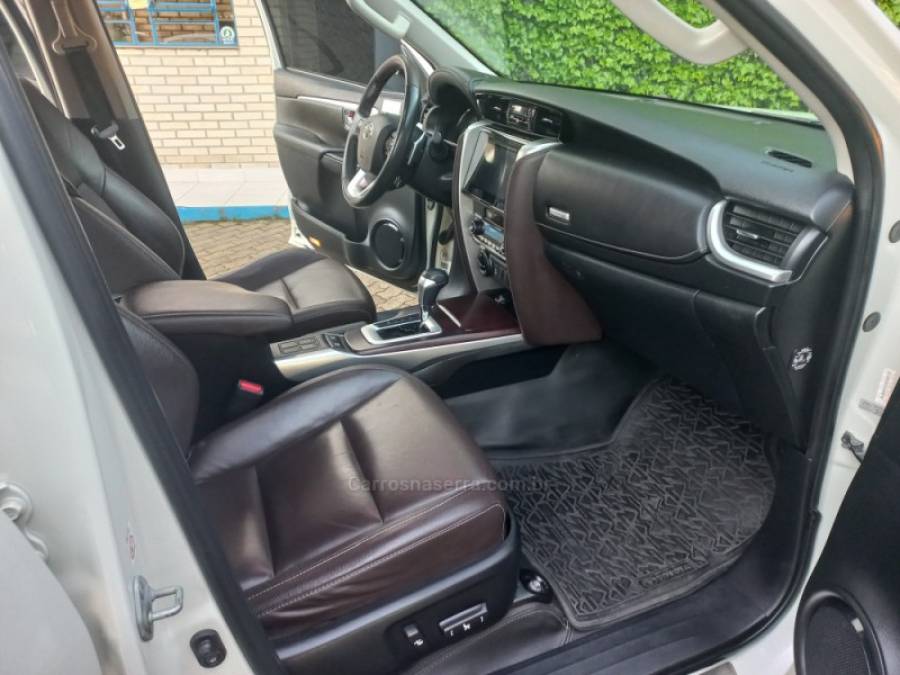 TOYOTA - HILUX SW4 - 2018/2019 - Branca - R$ 239.900,00