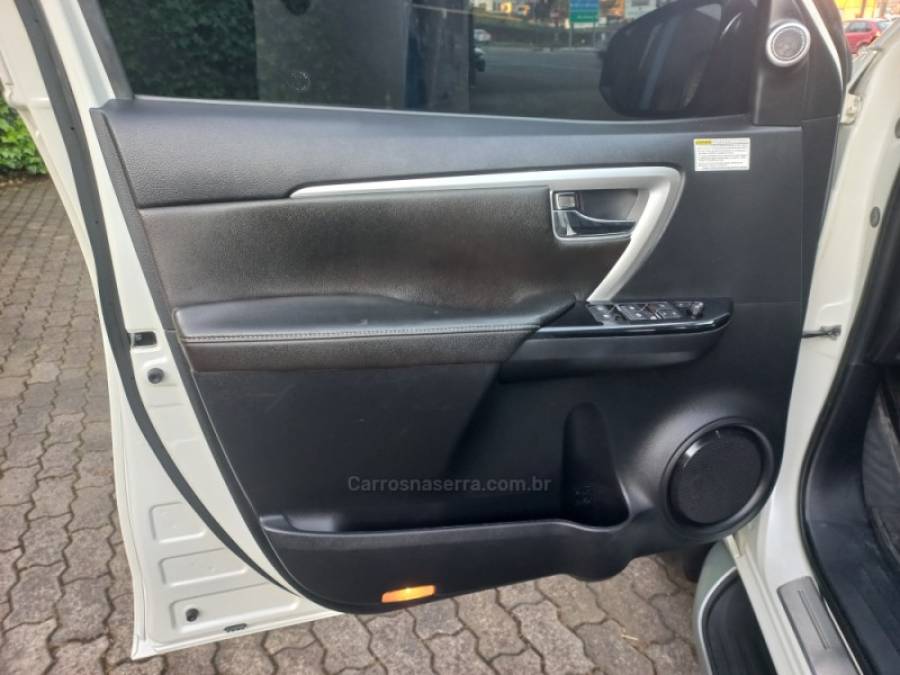 TOYOTA - HILUX SW4 - 2018/2019 - Branca - R$ 239.900,00