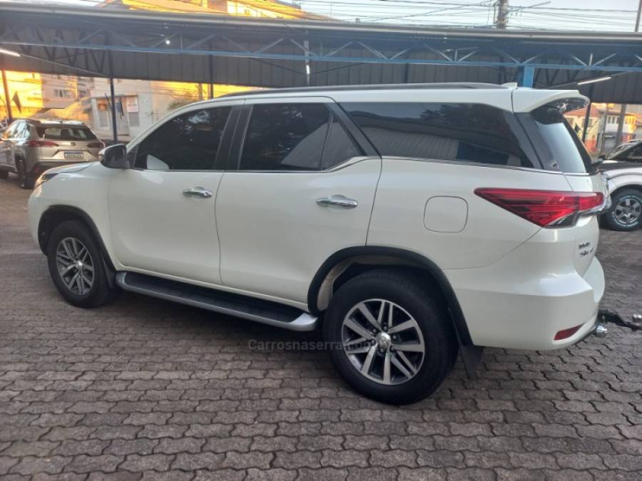 TOYOTA - HILUX SW4 - 2018/2019 - Branca - R$ 239.900,00