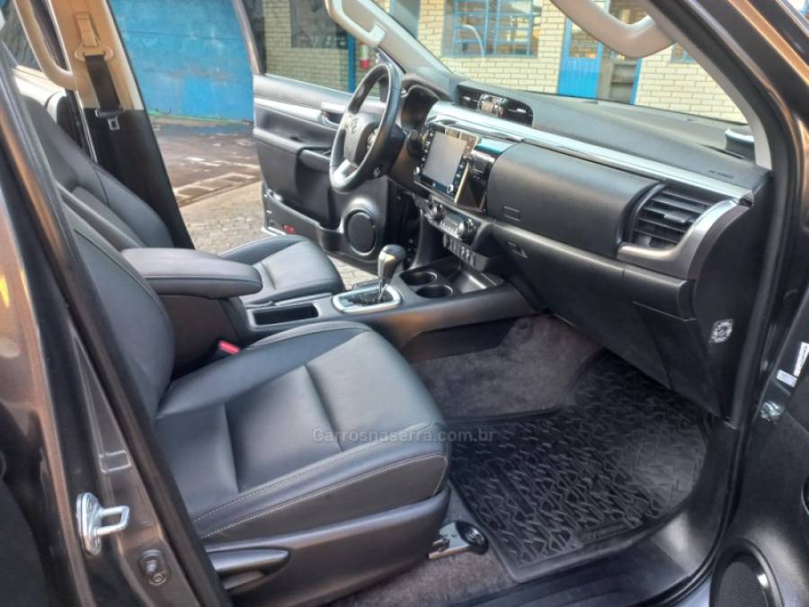 TOYOTA - HILUX - 2023/2023 - Cinza - R$ 265.000,00