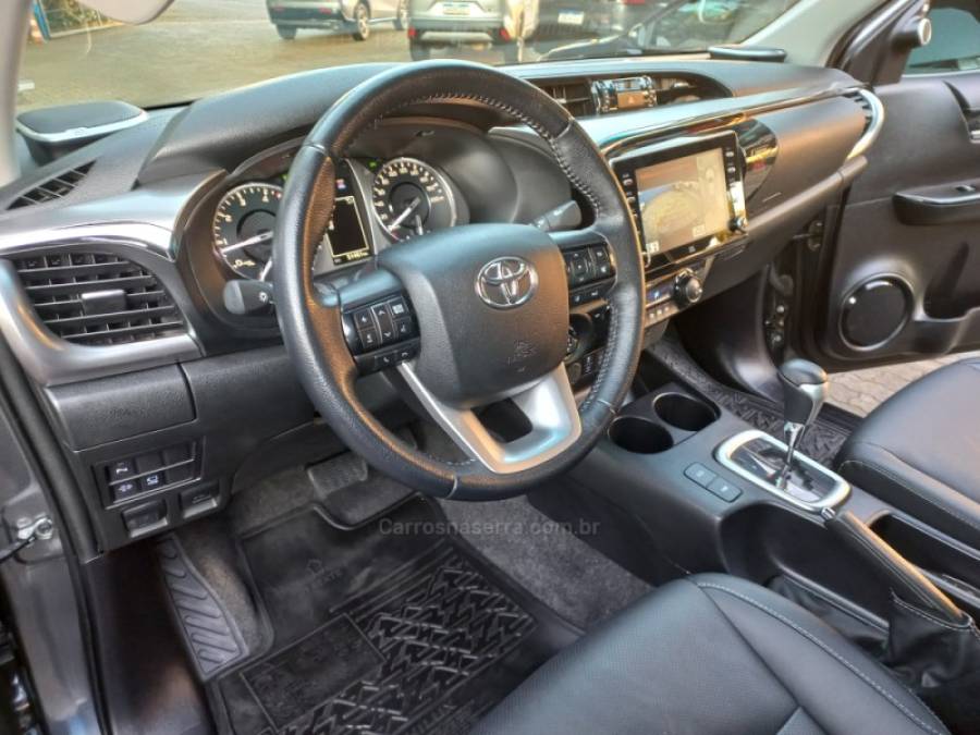 TOYOTA - HILUX - 2023/2023 - Cinza - R$ 265.000,00