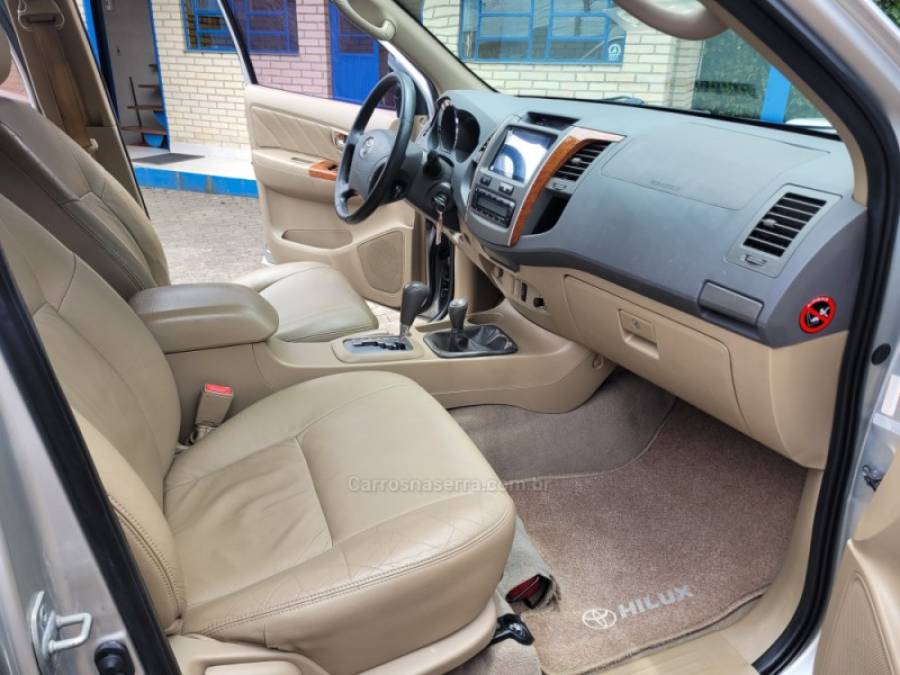 TOYOTA - HILUX SW4 - 2009/2009 - Prata - R$ 109.900,00