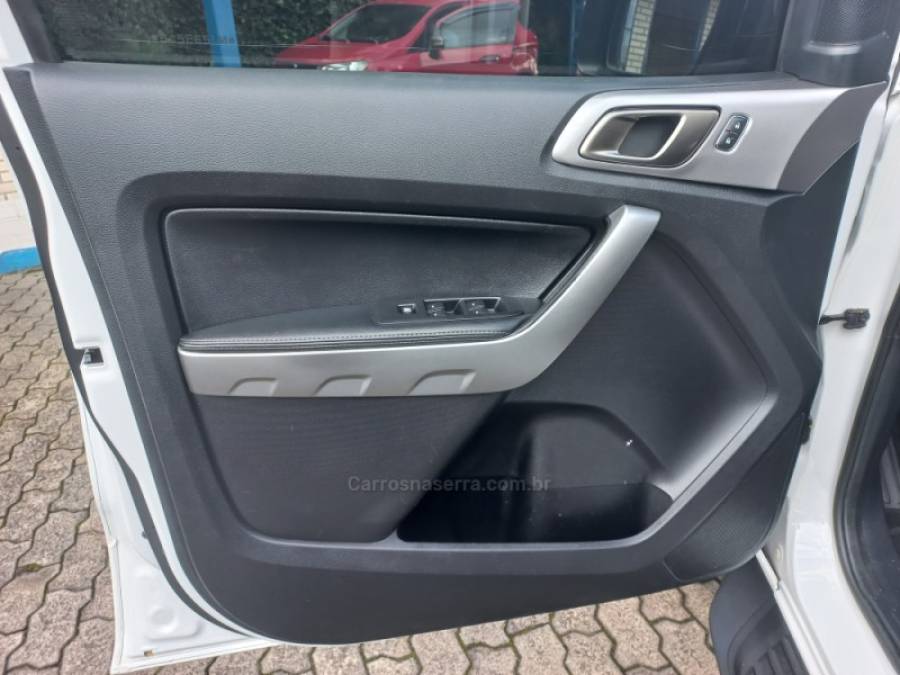 FORD - RANGER - 2022/2022 - Branca - R$ 175.000,00