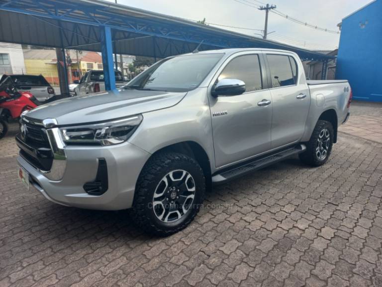 TOYOTA - HILUX - 2021/2021 - Prata - R$ 235.000,00