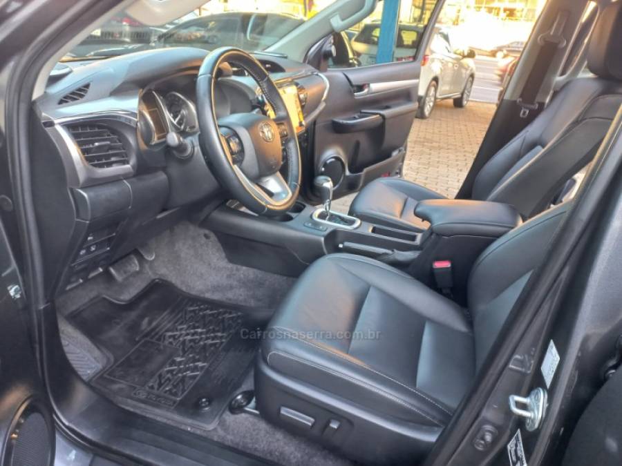 TOYOTA - HILUX - 2023/2023 - Cinza - R$ 265.990,00