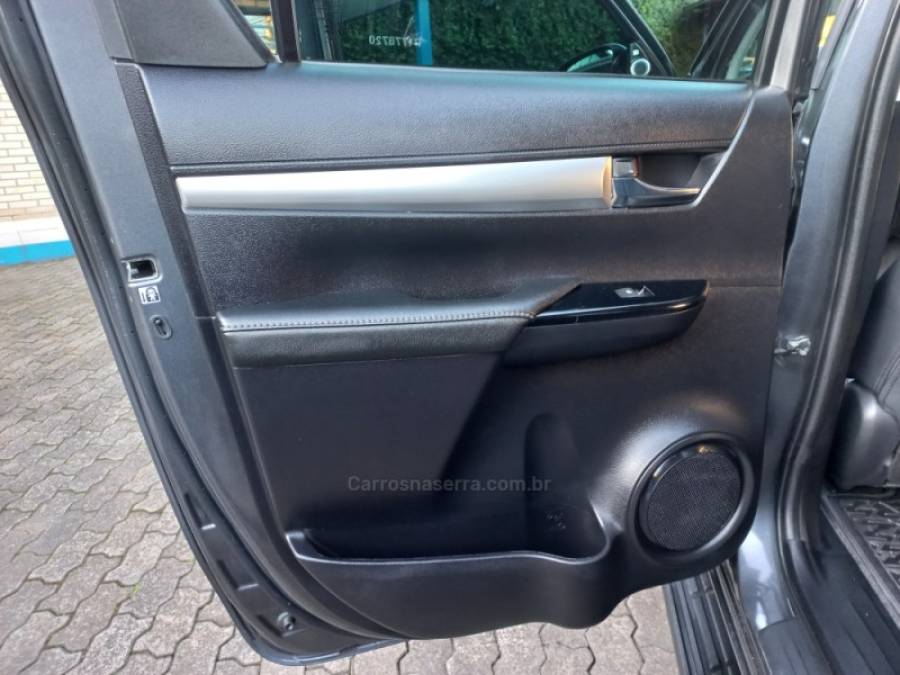 TOYOTA - HILUX - 2023/2023 - Cinza - R$ 265.000,00