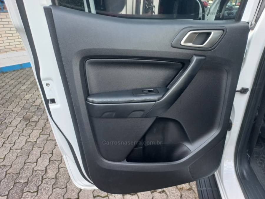 FORD - RANGER - 2022/2022 - Branca - R$ 176.990,00