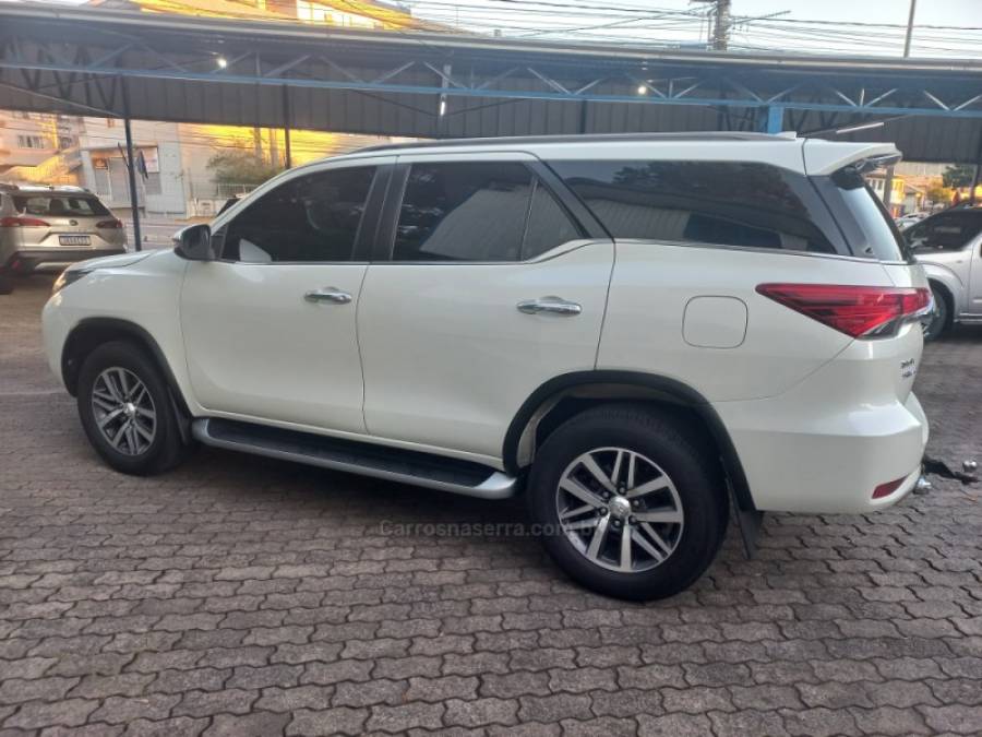 TOYOTA - HILUX SW4 - 2018/2019 - Branca - R$ 239.900,00