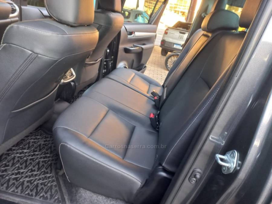 TOYOTA - HILUX - 2023/2023 - Cinza - R$ 265.000,00