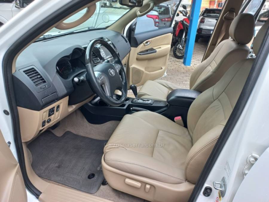 TOYOTA - HILUX SW4 - 2015/2015 - Branca - R$ 149.990,00