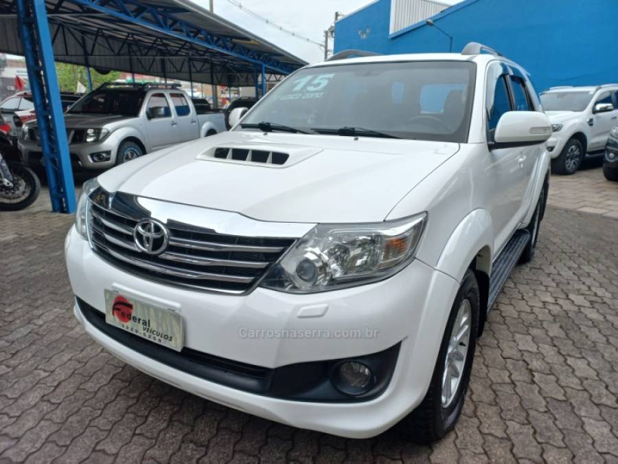 TOYOTA - HILUX SW4 - 2015/2015 - Branca - R$ 149.990,00