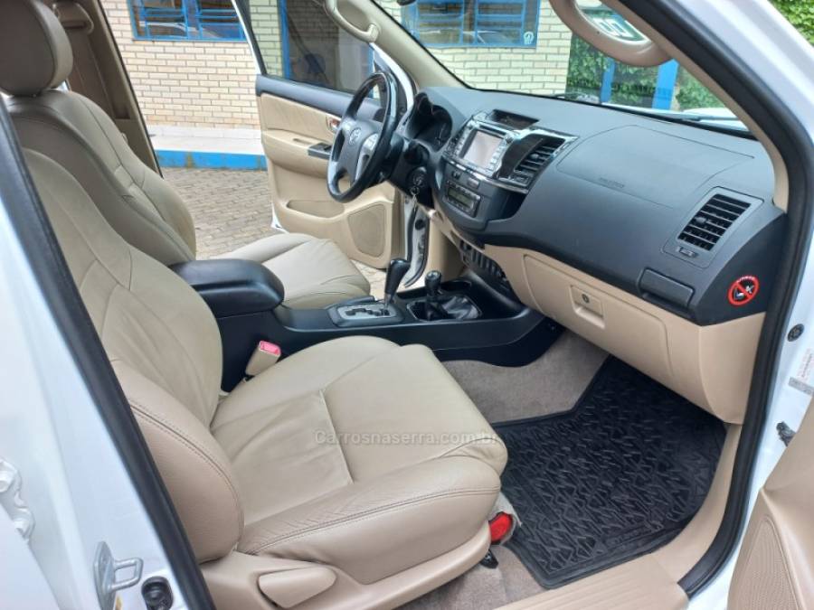 TOYOTA - HILUX SW4 - 2015/2015 - Branca - R$ 149.990,00