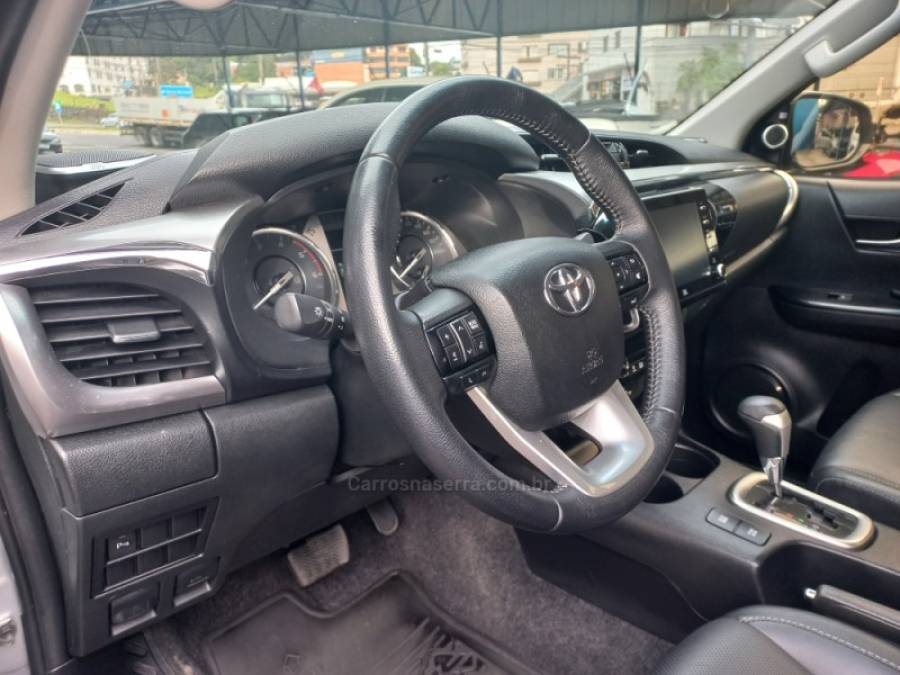 TOYOTA - HILUX - 2021/2021 - Prata - R$ 235.000,00