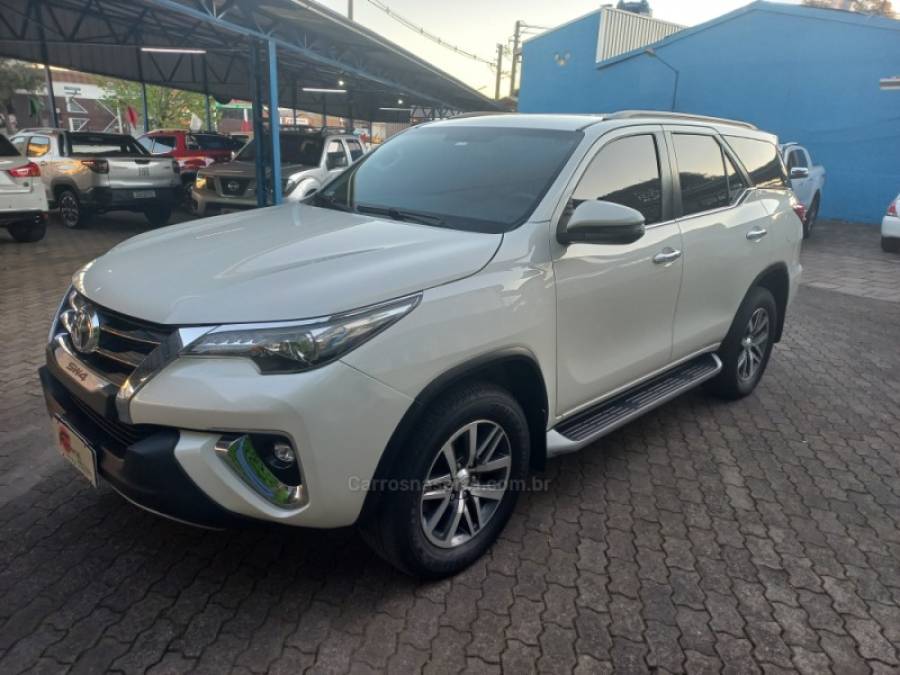 TOYOTA - HILUX SW4 - 2018/2019 - Branca - R$ 239.900,00