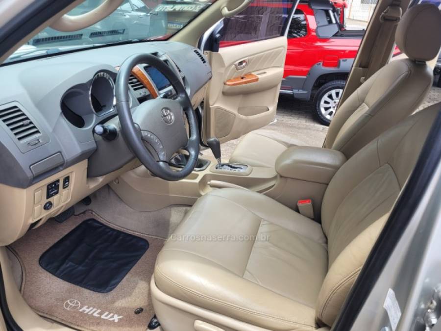 TOYOTA - HILUX SW4 - 2009/2009 - Prata - R$ 109.900,00